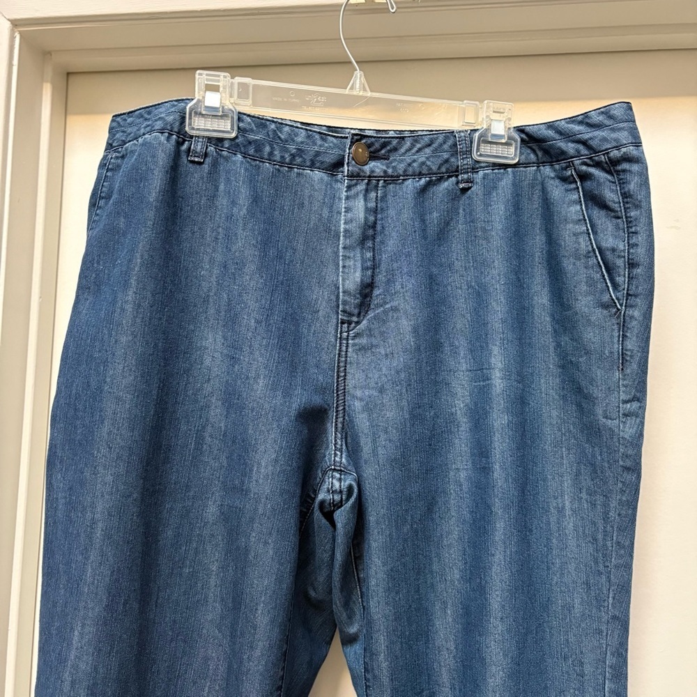 Avenue Relaxed Fit Straight Leg Jeans Size 16 Soft Denim - Picture 4 of 10